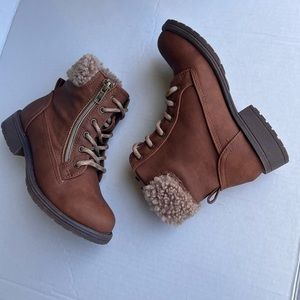 Madden Girl Sherpa trim boots size 1‎
